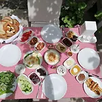 Kaktueshan Szálloda *